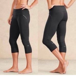 Athleta Black Relay Capri Leggings | Sz M
